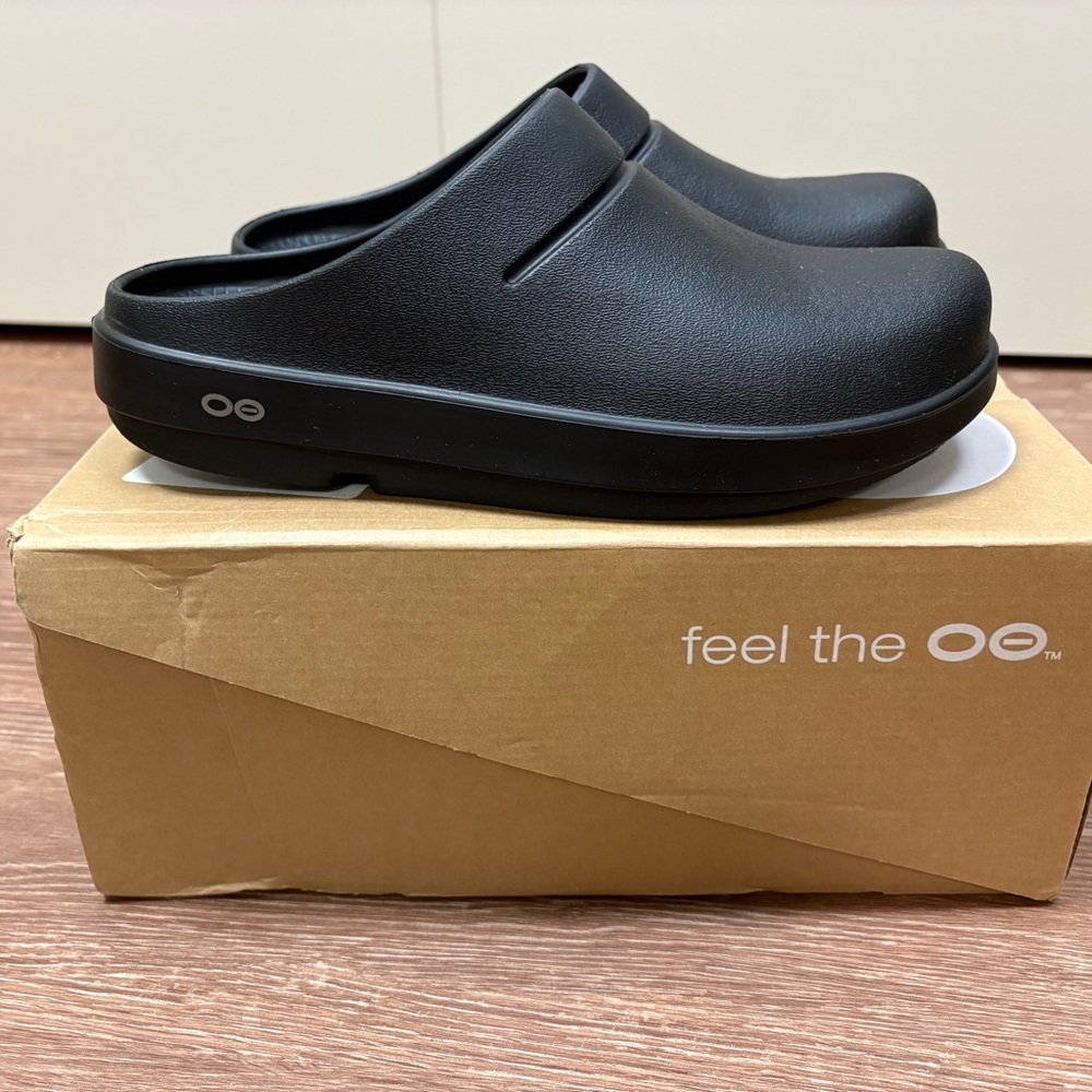 OOFOS Men's Black Slip-On clogs